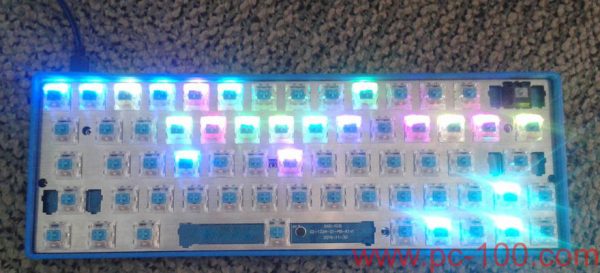 GH60 DIY 可编程机械键盘和 RGB 全彩色背光源效果 (64 钥匙)