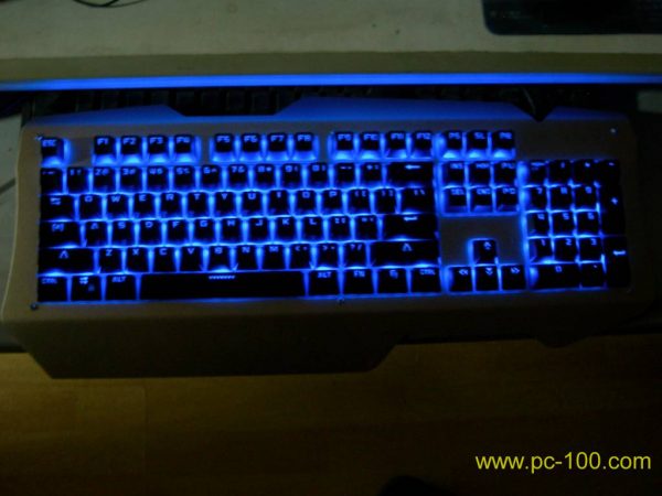 Mekanisk tastatur med tilbage lyseffekter