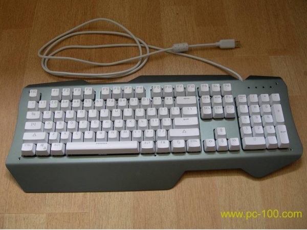 Mekanisk tastatur med flyttbar panel