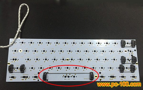 Auxiliares del interruptor (interruptor de satélite) para mantener los interruptores en equilibrio sobre la mecánica del teclado cuando pulse la tecla, 