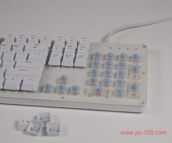 Film de silicona entre los interruptores y las tapas de los principales (en los interruptores y debajo de las tapas de los principales) de un teclado gaming mecánico