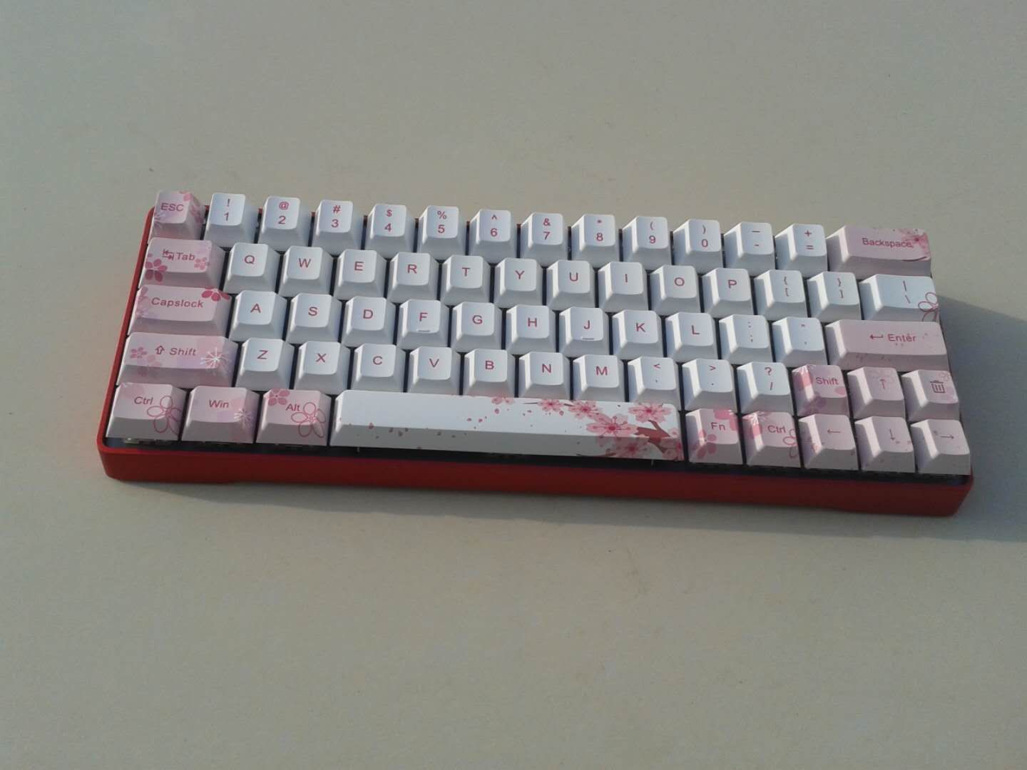 1520780865-iGK64-custom-mechanical-keyboard-with-red-aluminium-alloy-case-and-pbt-blossom-keycaps.jpg